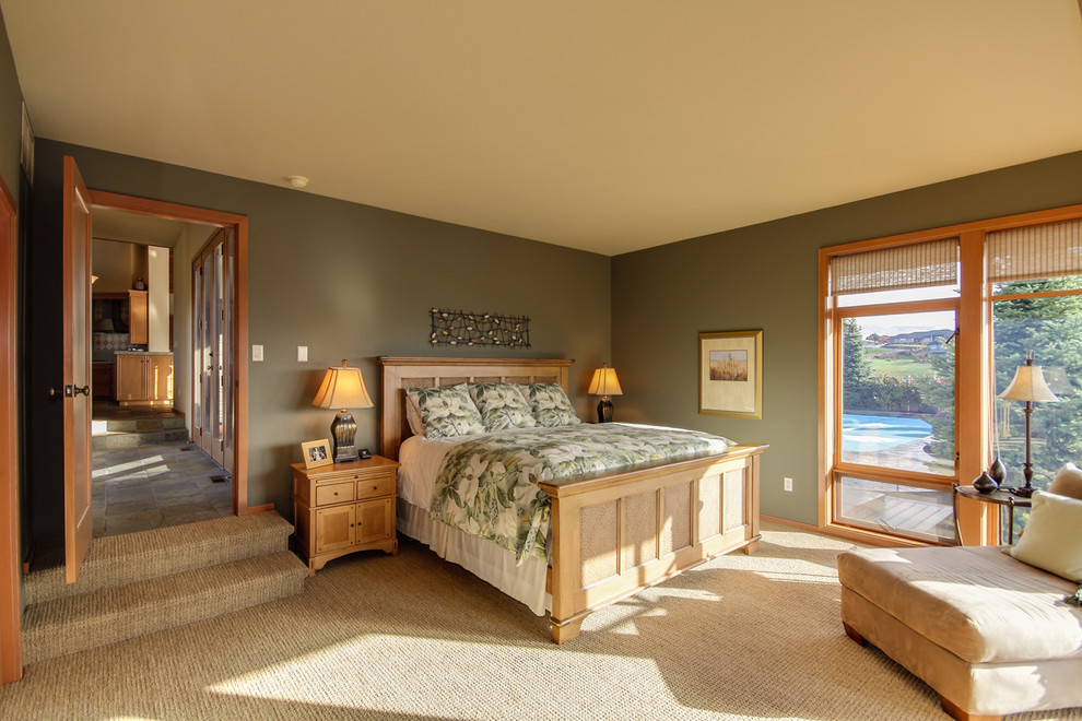 シアトルにあるトラディショナルスタイルのおしゃれな寝室 (グレーの壁、カーペット敷き)