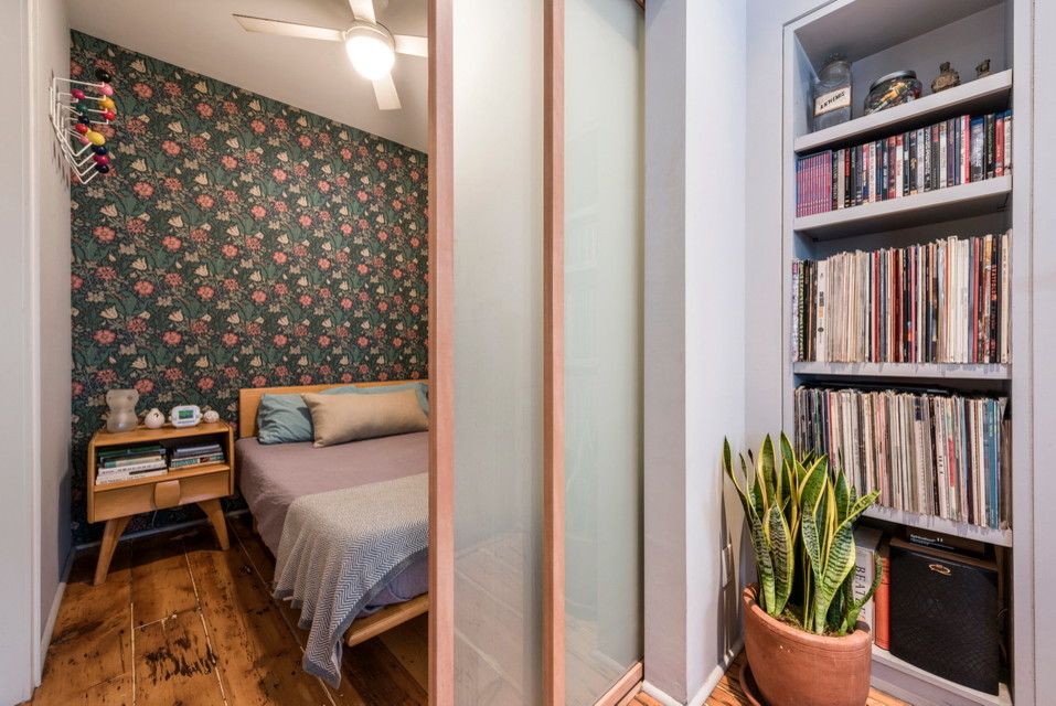 На фото: маленькая гостевая спальня (комната для гостей) в стиле ретро с паркетным полом среднего тона, серыми стенами и коричневым полом без камина для на участке и в саду с