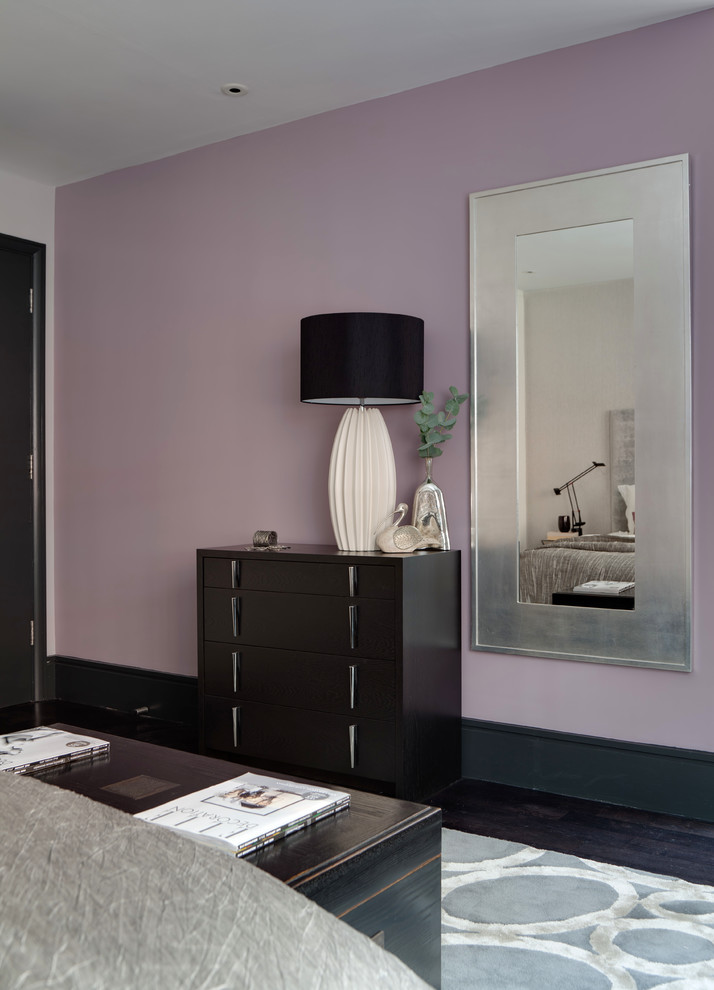Idées déco pour une petite chambre parentale contemporaine avec un mur violet et parquet foncé.