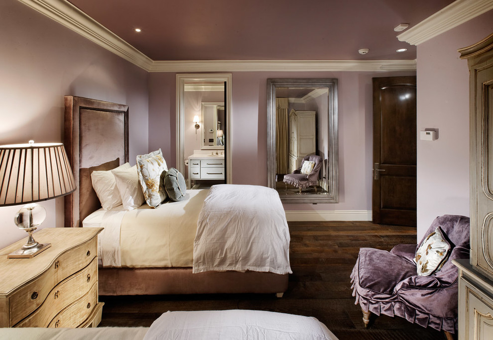 Idéer för ett klassiskt sovrum, med lila väggar och mörkt trägolv