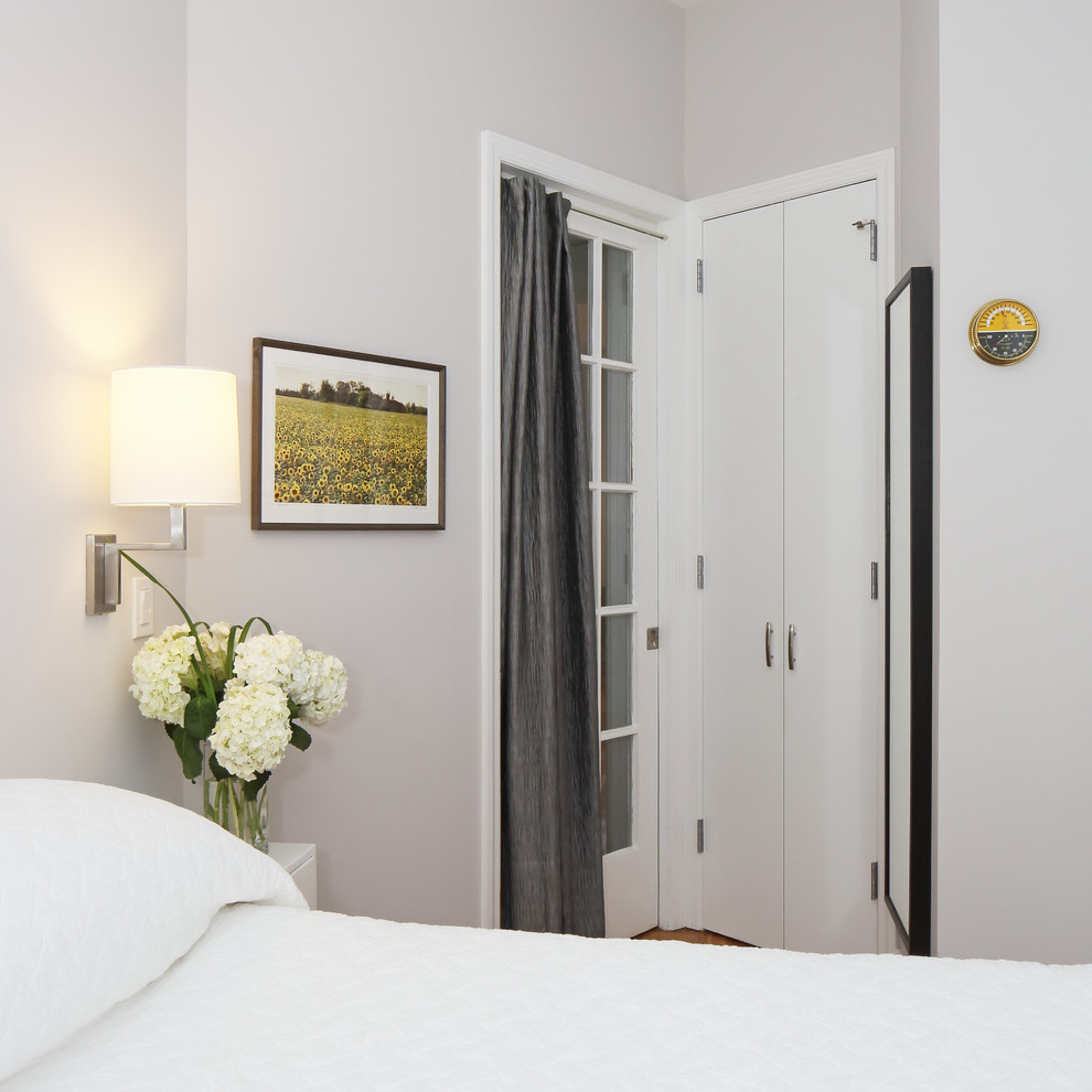 Foto de dormitorio principal actual pequeño con paredes grises y suelo de madera en tonos medios