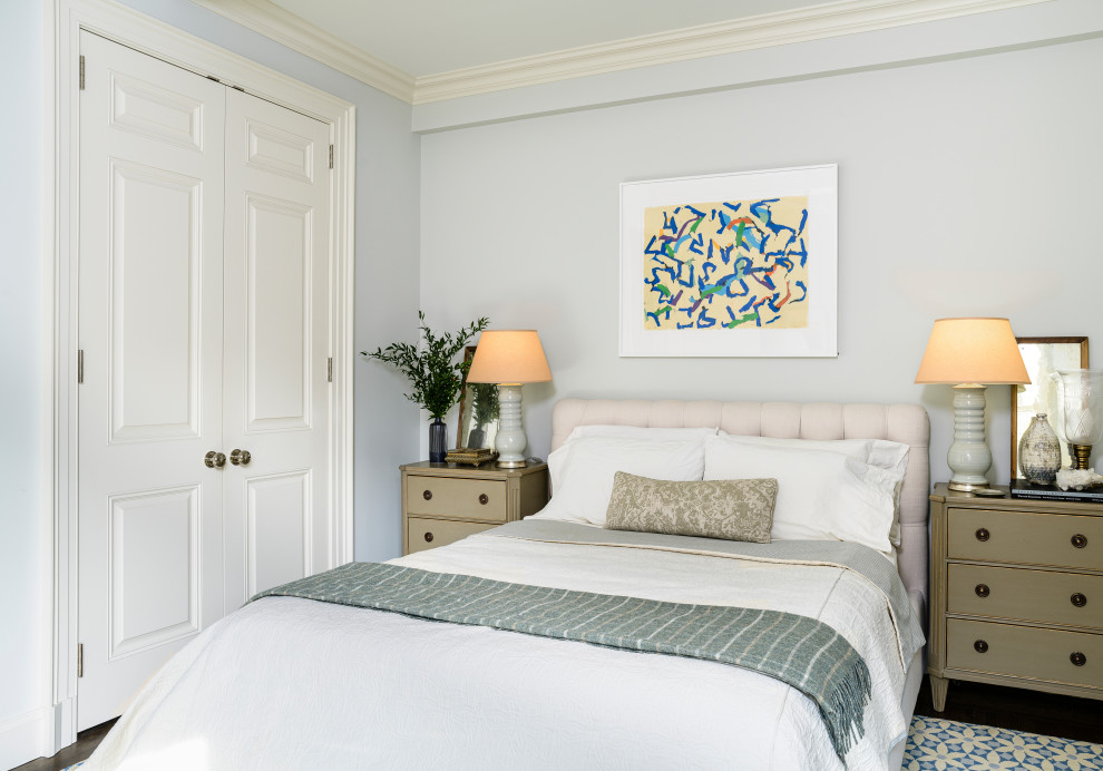 Foto di una camera degli ospiti chic di medie dimensioni con pareti blu, parquet scuro e pavimento marrone
