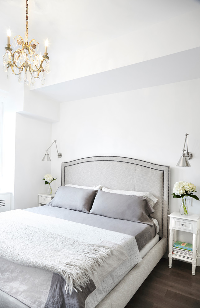 Стильный дизайн: маленькая хозяйская спальня в современном стиле с белыми стенами и паркетным полом среднего тона для на участке и в саду - последний тренд