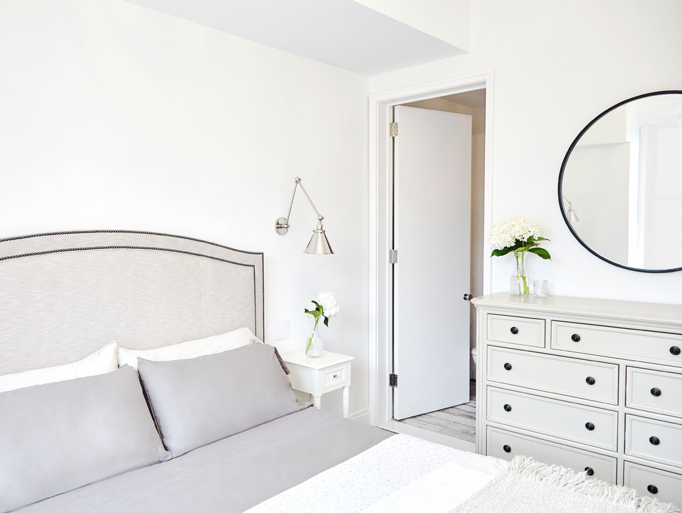 ニューヨークにある小さなコンテンポラリースタイルのおしゃれな主寝室 (白い壁、無垢フローリング) のインテリア
