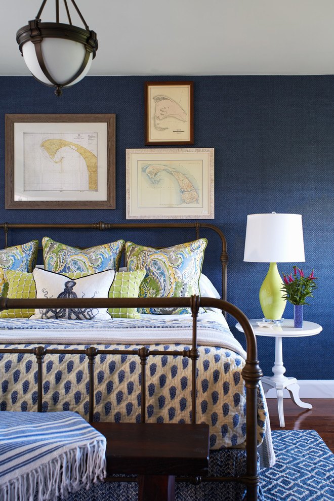 Großes Maritimes Gästezimmer mit blauer Wandfarbe, braunem Holzboden und braunem Boden in Boston