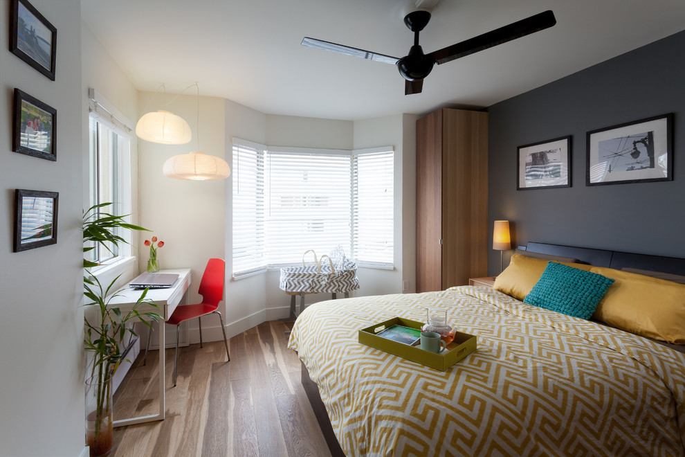 Klassisches Schlafzimmer mit grauer Wandfarbe und braunem Holzboden in Vancouver