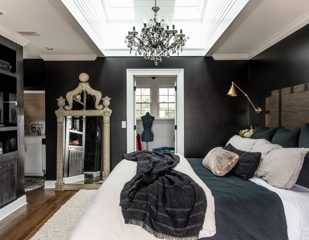 Свежая идея для дизайна: большая хозяйская спальня в стиле неоклассика (современная классика) с черными стенами, темным паркетным полом, стандартным камином, фасадом камина из кирпича и коричневым полом - отличное фото интерьера