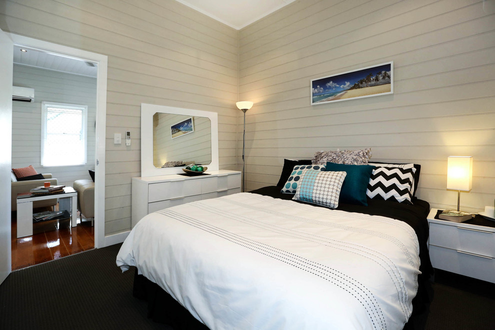Cette photo montre une petite chambre avec un mur beige.