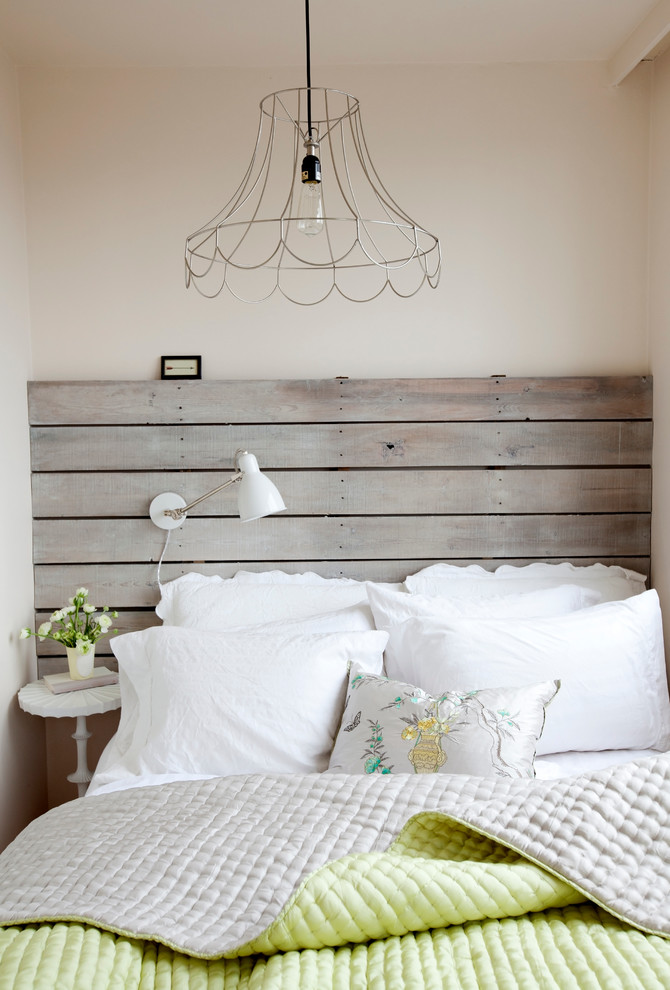 На фото: спальня: освещение в стиле шебби-шик с бежевыми стенами с