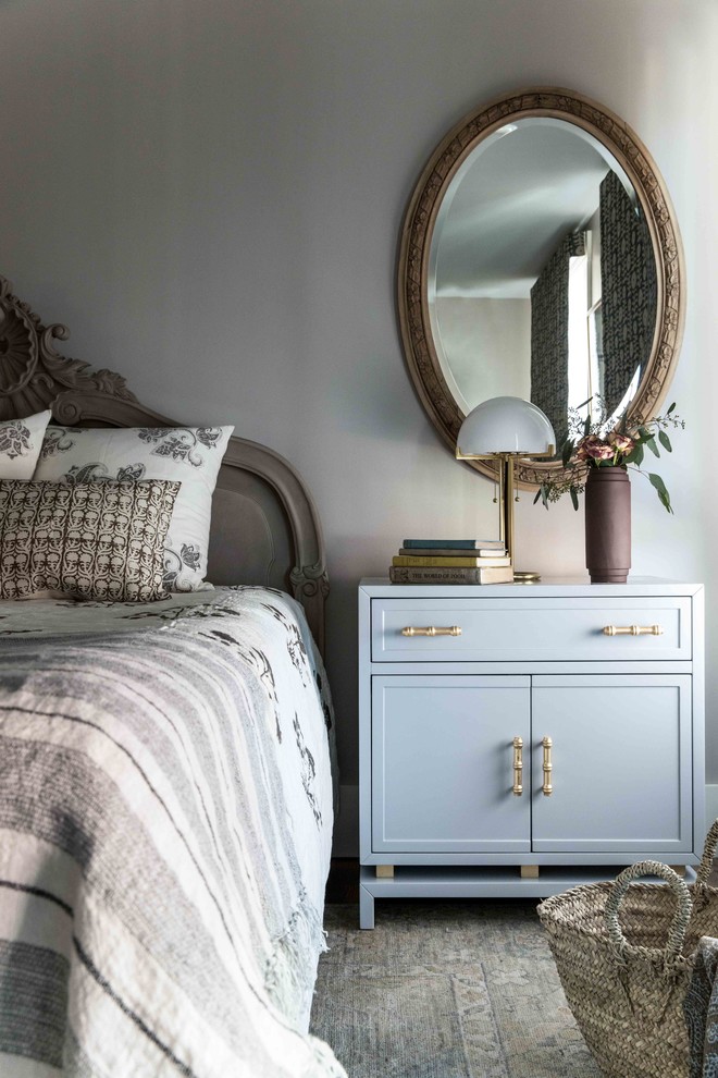 Kleines Eklektisches Hauptschlafzimmer mit grauer Wandfarbe in Portland Maine