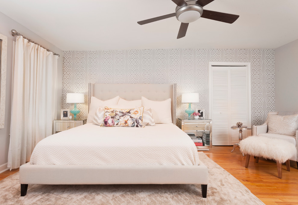 Klassisches Hauptschlafzimmer mit grauer Wandfarbe und braunem Holzboden in Austin