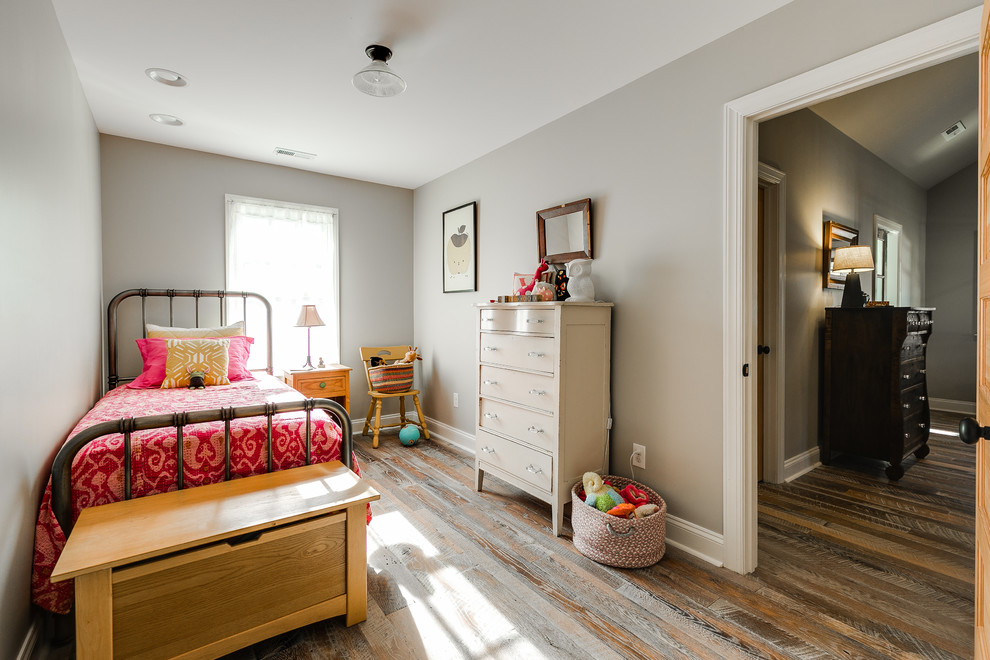 Diseño de habitación de invitados de estilo de casa de campo con suelo de madera en tonos medios