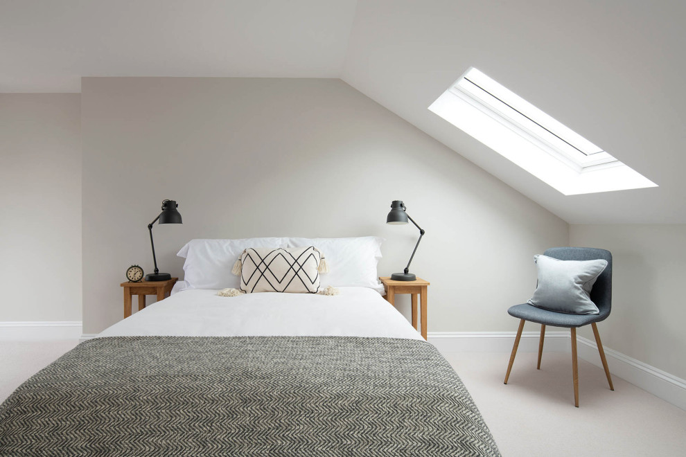 Пример оригинального дизайна: гостевая спальня (комната для гостей) в скандинавском стиле с серыми стенами, ковровым покрытием и бежевым полом без камина