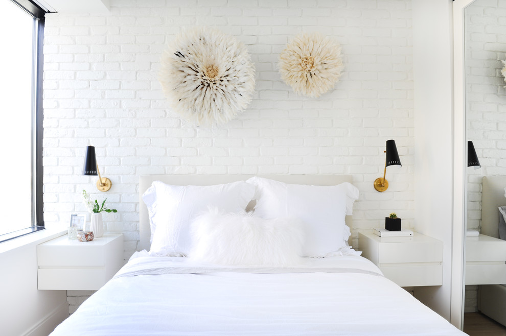 Inspiration pour une petite chambre d'amis design avec un mur blanc, parquet clair, un sol beige et aucune cheminée.