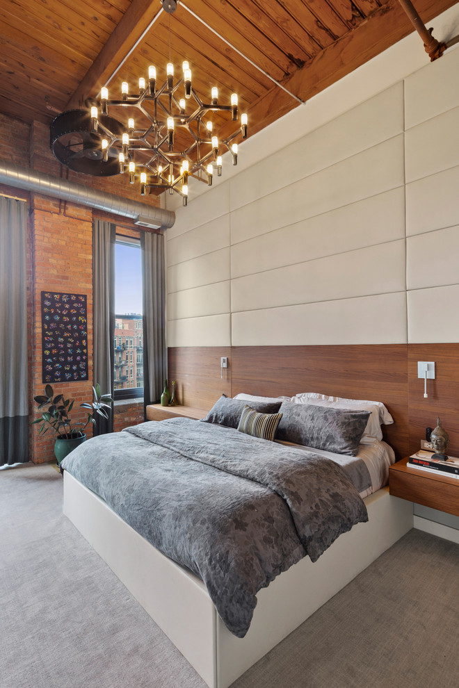 Пример оригинального дизайна: хозяйская спальня в стиле лофт с ковровым покрытием и серым полом без камина