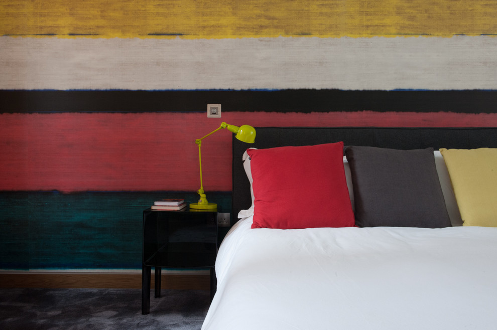 Idee per una camera da letto design con pareti multicolore