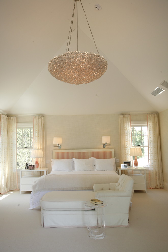 Immagine di una camera da letto tradizionale con pareti beige