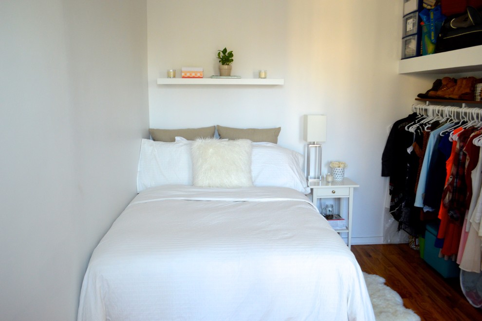 Kleines Modernes Hauptschlafzimmer mit weißer Wandfarbe und hellem Holzboden in New York
