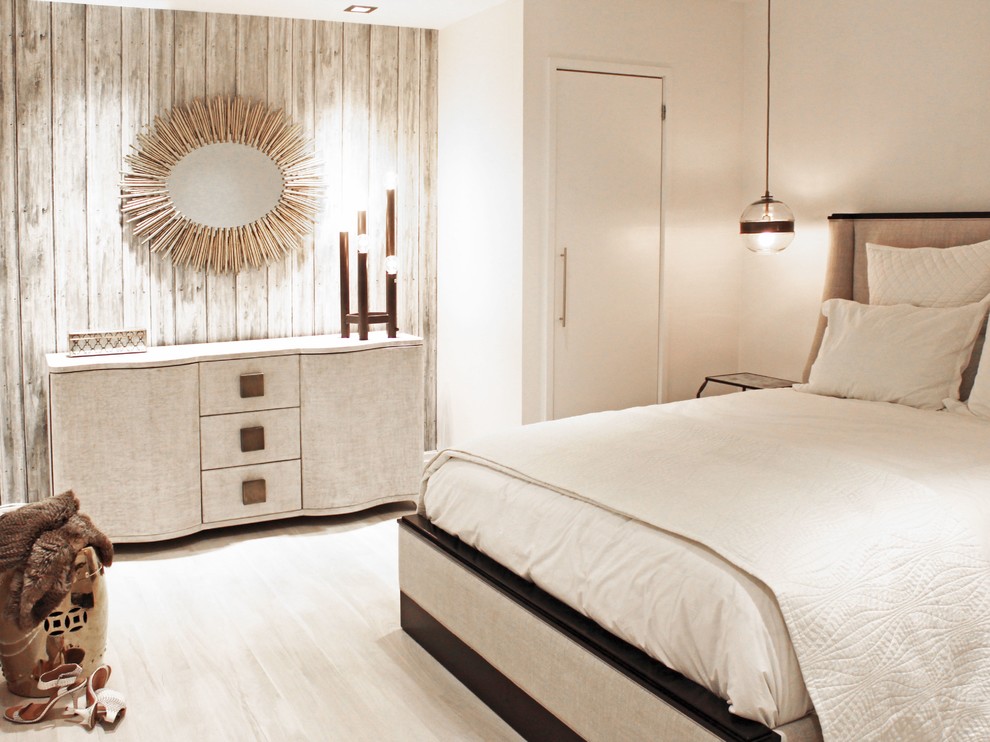 Esempio di una camera degli ospiti moderna con pareti bianche, parquet chiaro, pavimento beige e pareti in legno