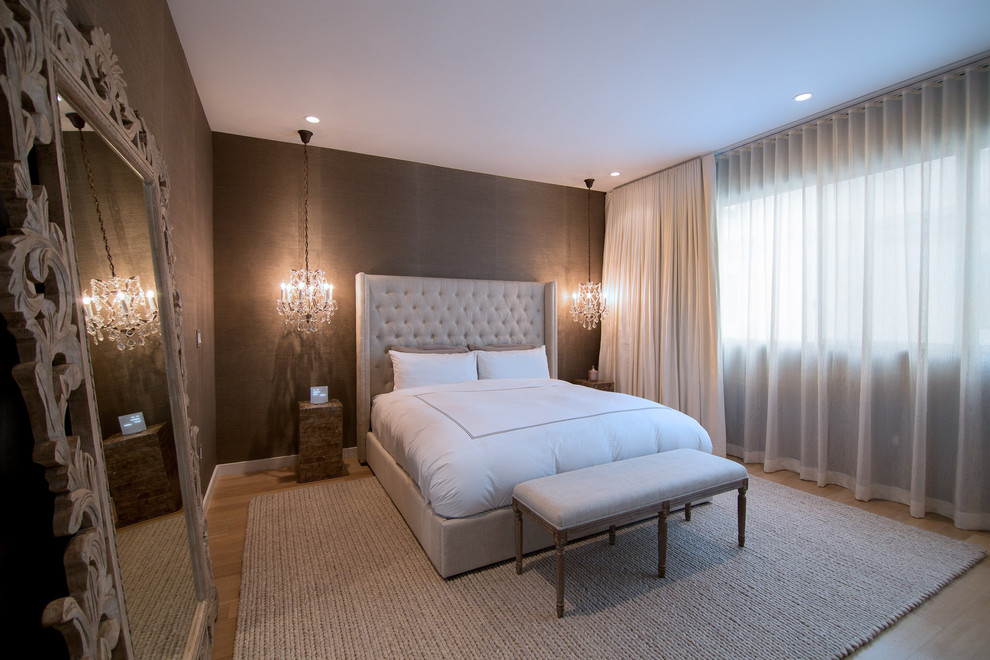 Modelo de dormitorio principal clásico de tamaño medio con paredes beige y suelo de madera en tonos medios