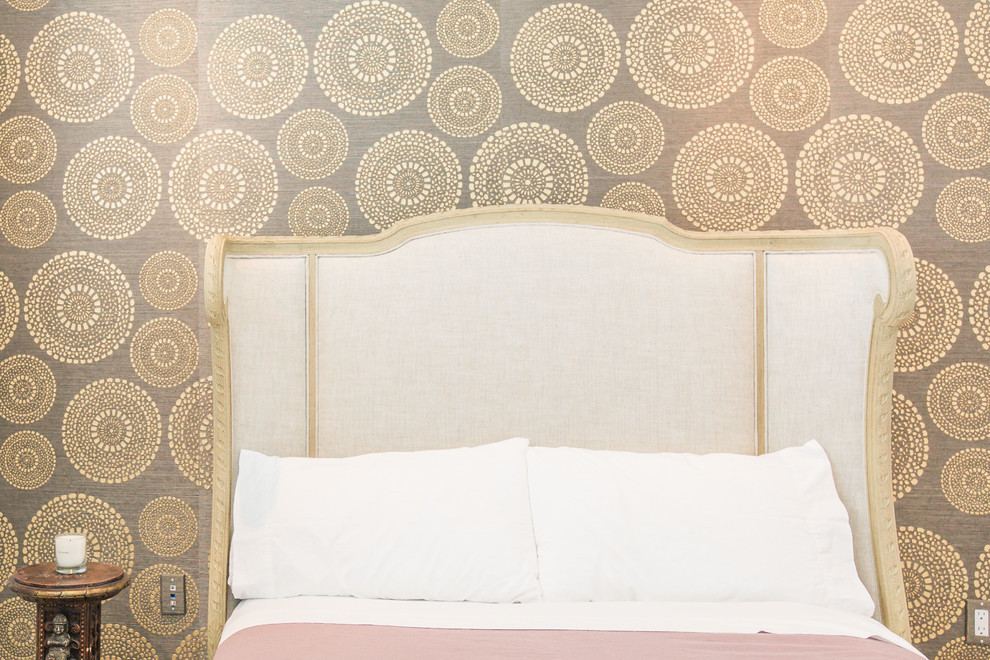 Foto de habitación de invitados tradicional de tamaño medio sin chimenea con paredes multicolor