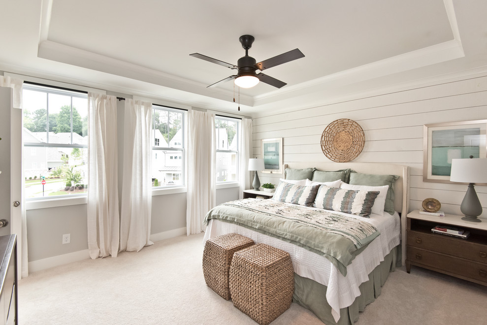 Идея дизайна: хозяйская спальня в стиле кантри с ковровым покрытием, серыми стенами и серым полом