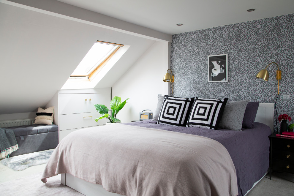 На фото: хозяйская спальня среднего размера в стиле неоклассика (современная классика) с фиолетовыми стенами, ковровым покрытием и серым полом с