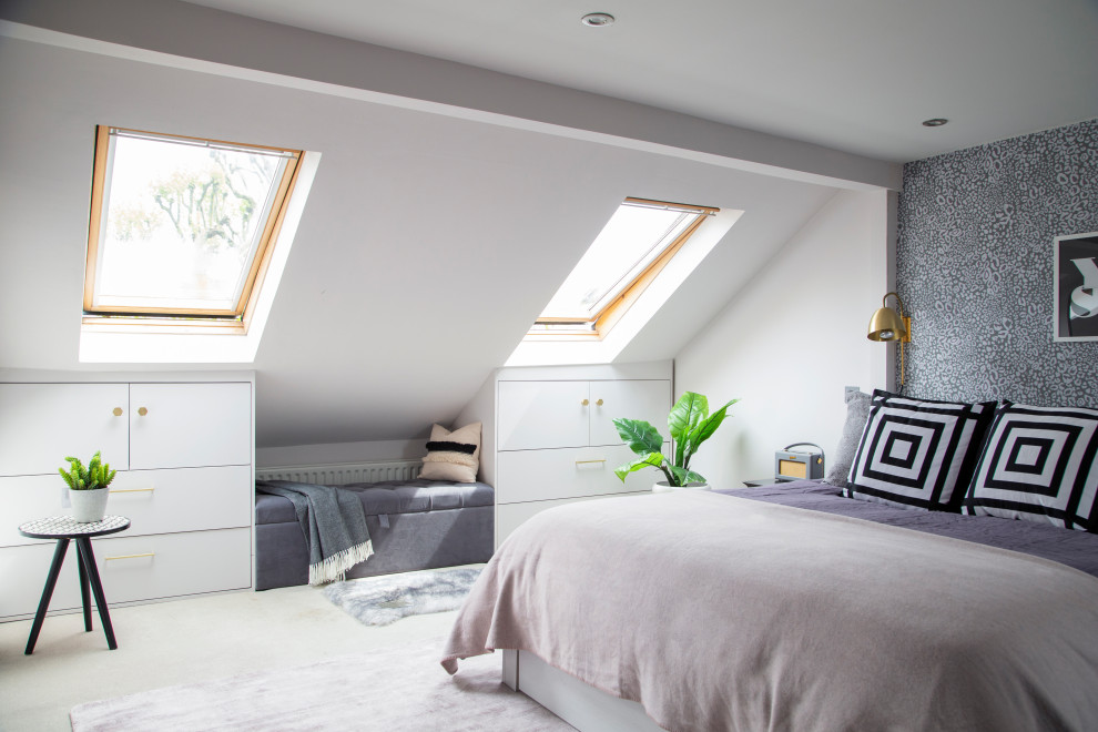 Стильный дизайн: хозяйская спальня среднего размера в стиле неоклассика (современная классика) с фиолетовыми стенами, ковровым покрытием и серым полом - последний тренд