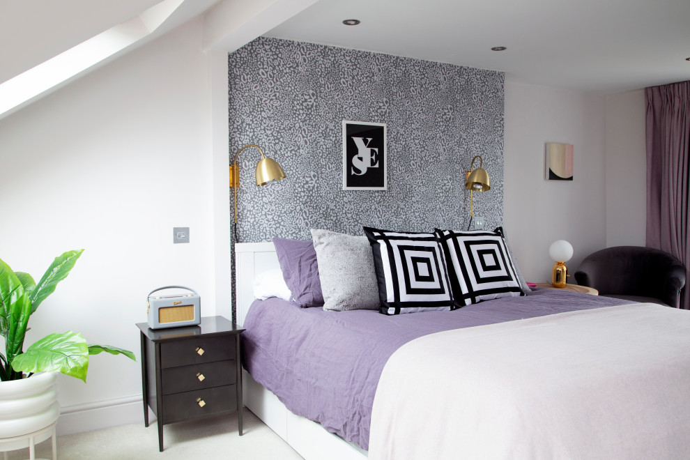 Inspiration pour une chambre grise et rose traditionnelle de taille moyenne avec un mur violet et un sol gris.