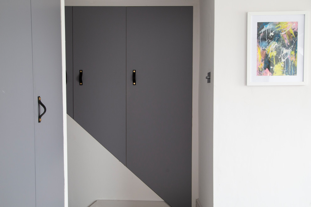 Идея дизайна: хозяйская спальня среднего размера в стиле неоклассика (современная классика) с фиолетовыми стенами, ковровым покрытием и серым полом