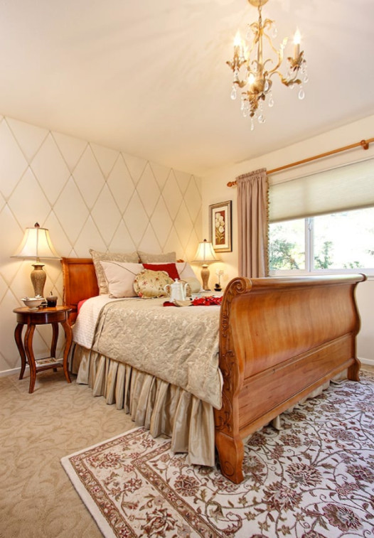 На фото: хозяйская спальня среднего размера в классическом стиле с белыми стенами, ковровым покрытием и бежевым полом без камина с