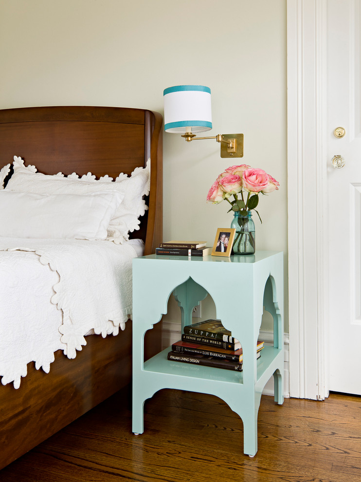 Immagine di una camera da letto classica con pareti beige e pavimento in legno massello medio