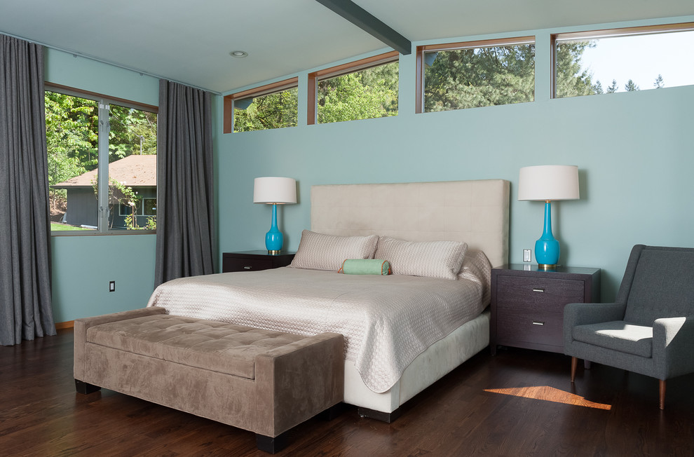 Diseño de dormitorio principal vintage con paredes azules, suelo de madera oscura y suelo marrón