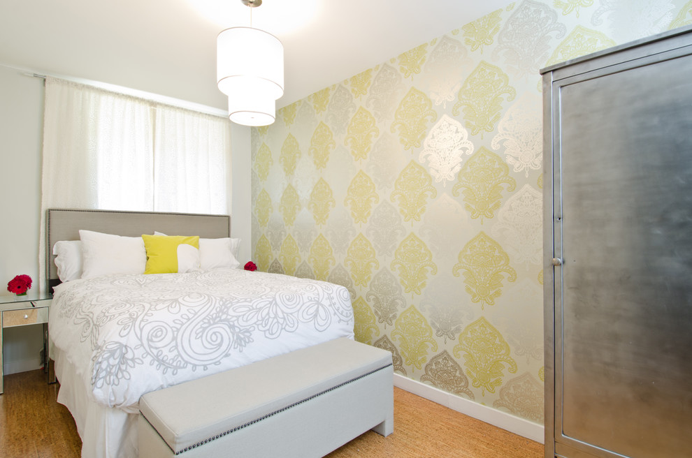 Diseño de dormitorio minimalista con paredes multicolor