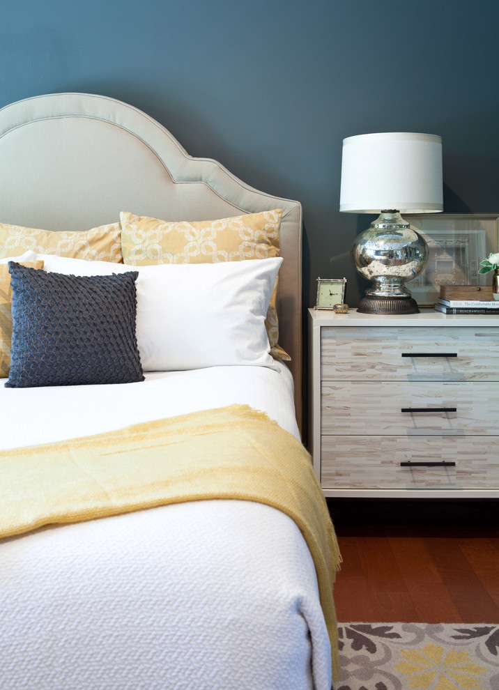 Imagen de habitación de invitados clásica renovada de tamaño medio sin chimenea con paredes azules, suelo de madera en tonos medios y suelo marrón