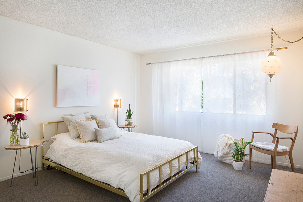 Стильный дизайн: спальня среднего размера в скандинавском стиле с белыми стенами и ковровым покрытием без камина - последний тренд