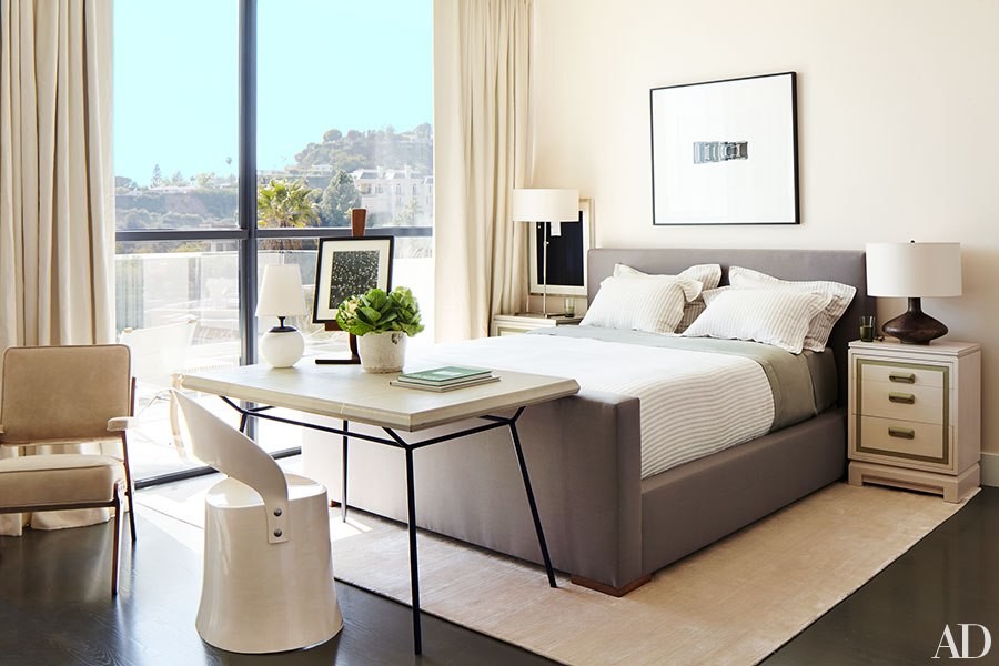 ロサンゼルスにあるコンテンポラリースタイルのおしゃれな主寝室 (無垢フローリング) のインテリア
