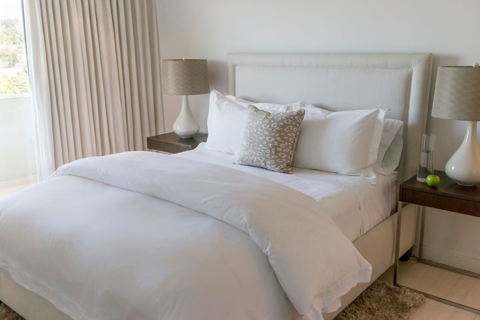 ロサンゼルスにあるトランジショナルスタイルのおしゃれな主寝室 (白い壁、淡色無垢フローリング) のレイアウト