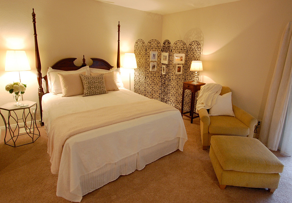 Modelo de dormitorio principal ecléctico pequeño sin chimenea con paredes beige y moqueta