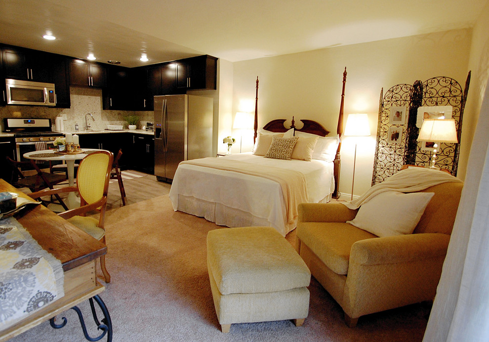 Ejemplo de dormitorio principal bohemio pequeño sin chimenea con paredes beige y moqueta