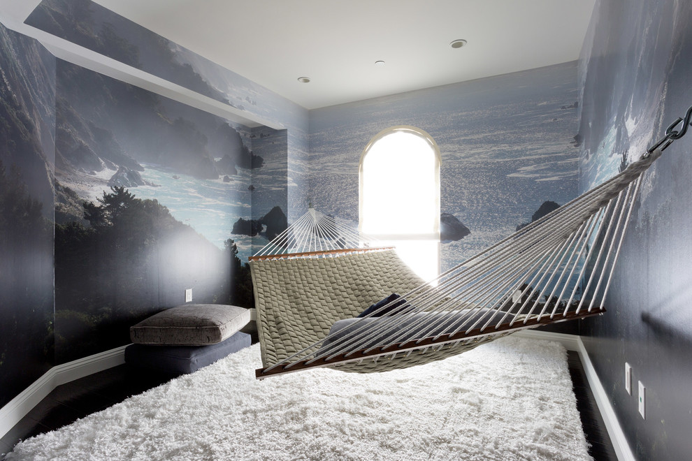 Идея дизайна: спальня среднего размера в стиле неоклассика (современная классика) с фиолетовыми стенами