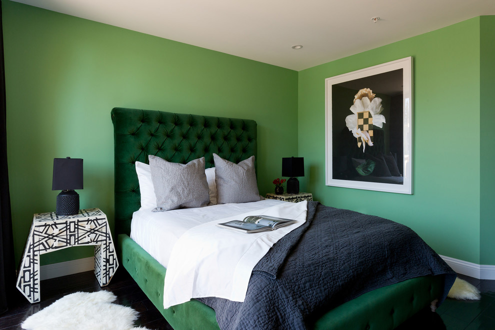 Modelo de dormitorio tradicional renovado de tamaño medio con paredes verdes