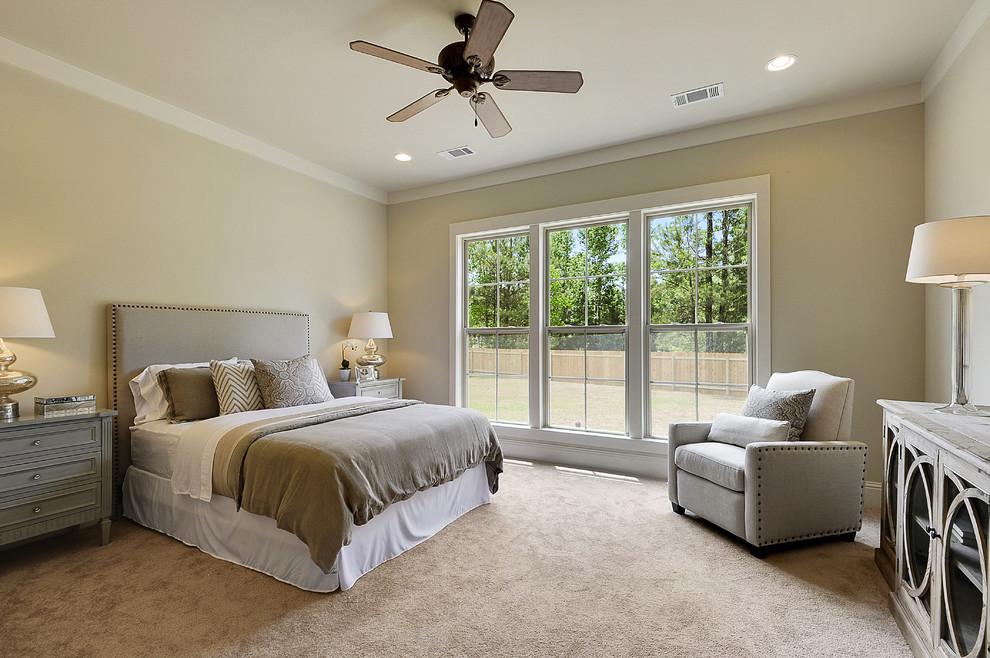 На фото: гостевая спальня среднего размера, (комната для гостей) в классическом стиле с бежевыми стенами и ковровым покрытием