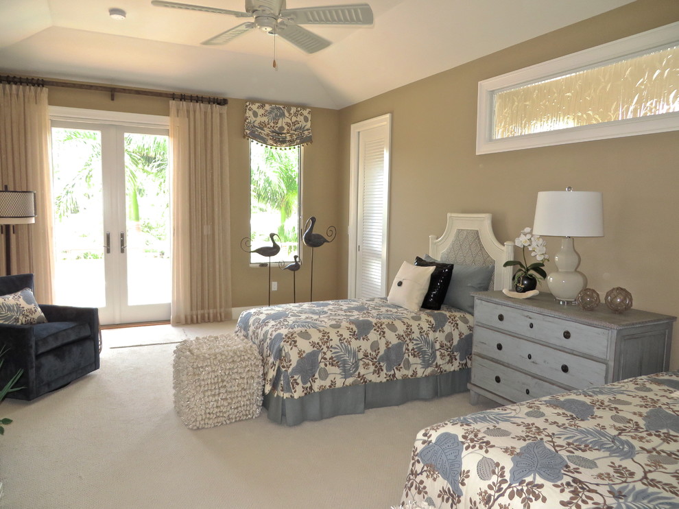 Immagine di una grande camera degli ospiti tropicale con moquette, pareti beige e pavimento bianco