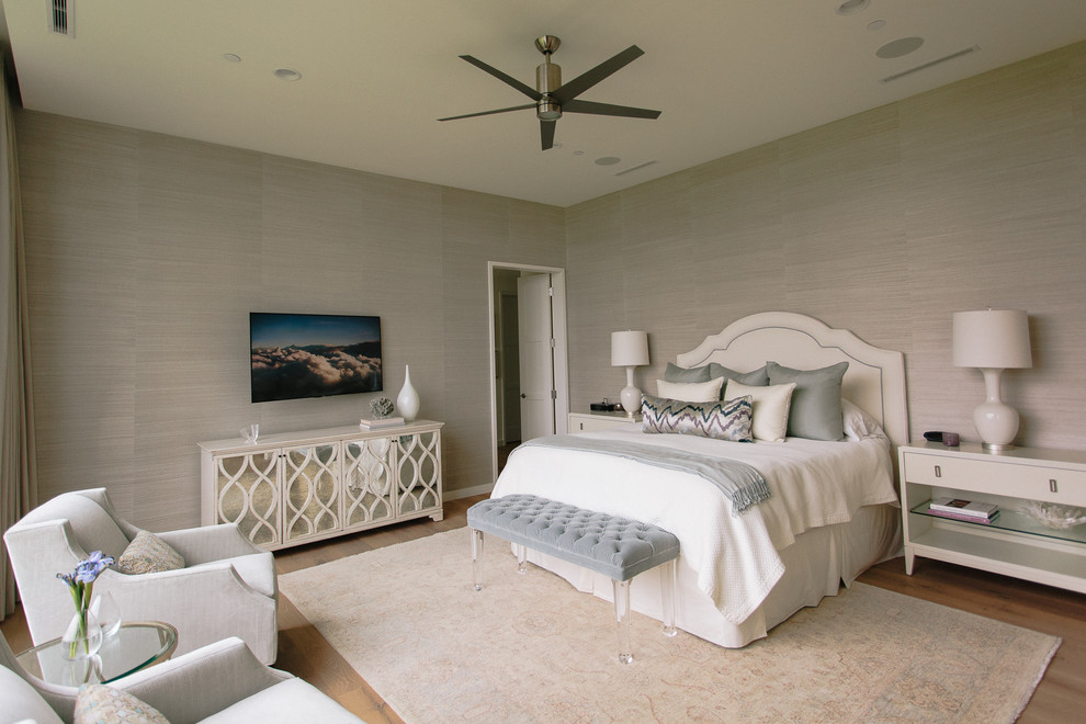 Mittelgroßes Modernes Hauptschlafzimmer ohne Kamin mit grauer Wandfarbe, hellem Holzboden und braunem Boden in Austin