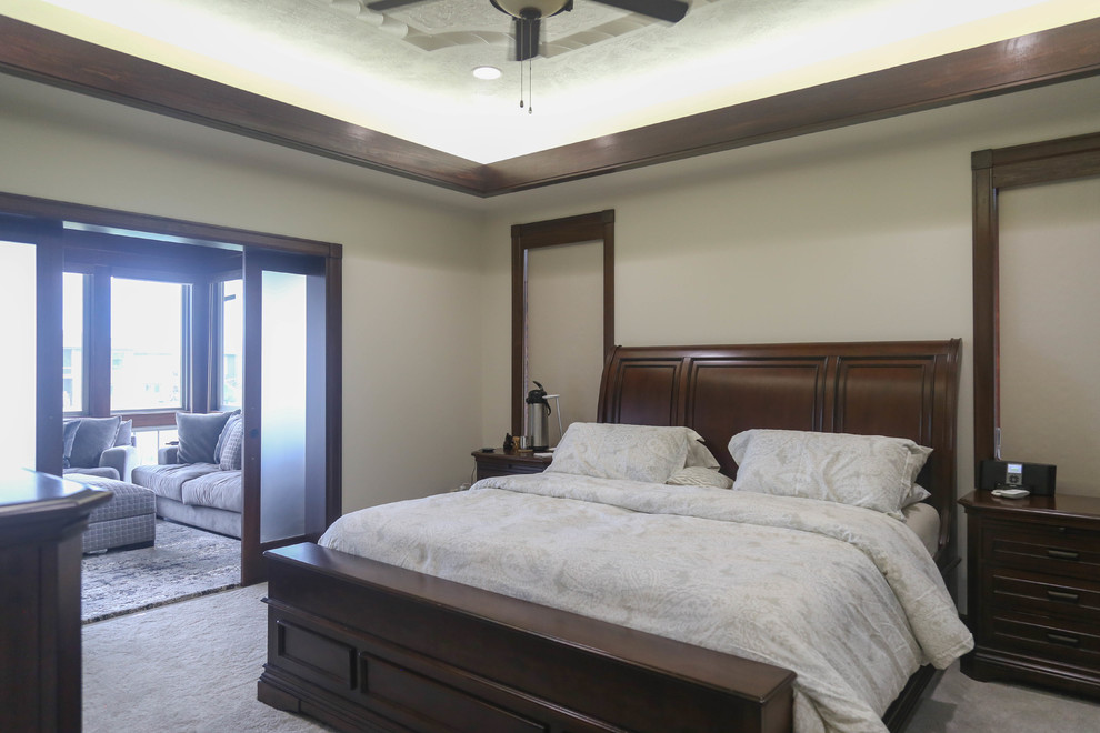 Diseño de dormitorio principal contemporáneo de tamaño medio sin chimenea con paredes blancas, moqueta y suelo beige