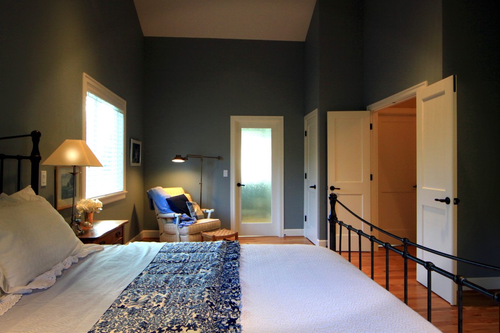 Foto de dormitorio principal tradicional grande con paredes azules y suelo de madera en tonos medios