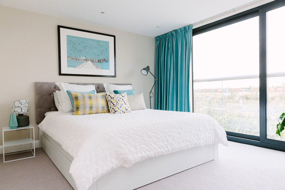 Modernes Hauptschlafzimmer mit beiger Wandfarbe, Teppichboden und beigem Boden in London