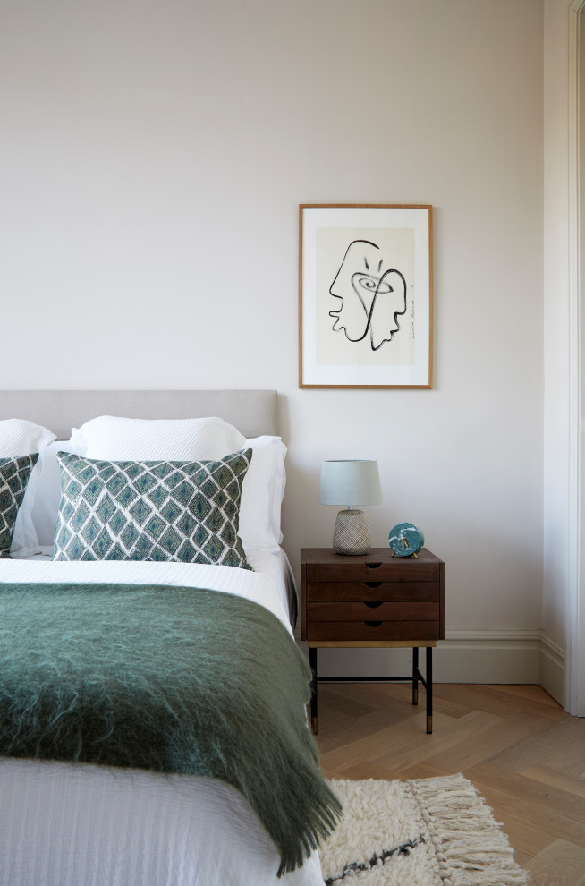 ロンドンにあるコンテンポラリースタイルのおしゃれな寝室 (白い壁、無垢フローリング、茶色い床、グレーとブラウン)