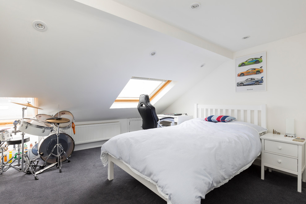 Ejemplo de habitación de invitados actual de tamaño medio sin chimenea con paredes blancas, moqueta y suelo gris